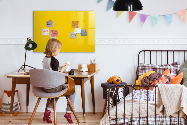 Pizarra magnética de pared con rotulador Un tablero colorido para notas y fotos.
