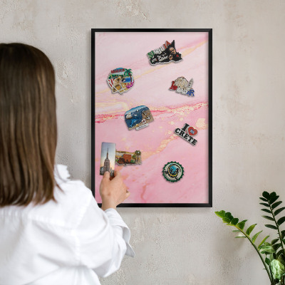 Pizarra magnética para colección de imanes con marco negro Elegancia rosa