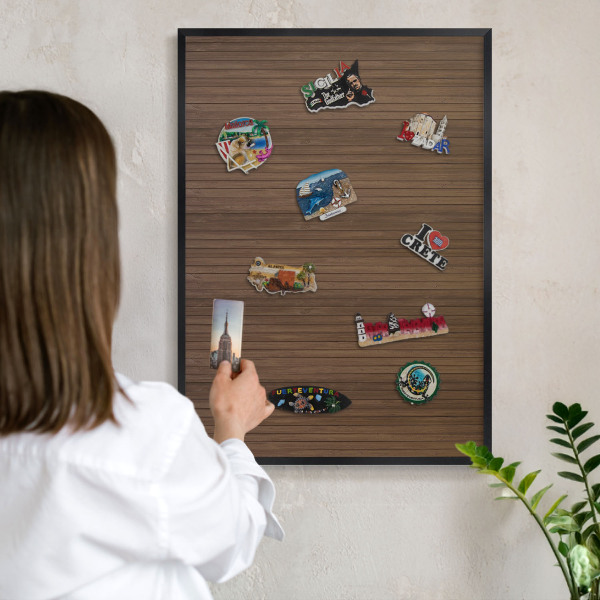 Tablero magnético impreso con marco en color negro Fondo de madera