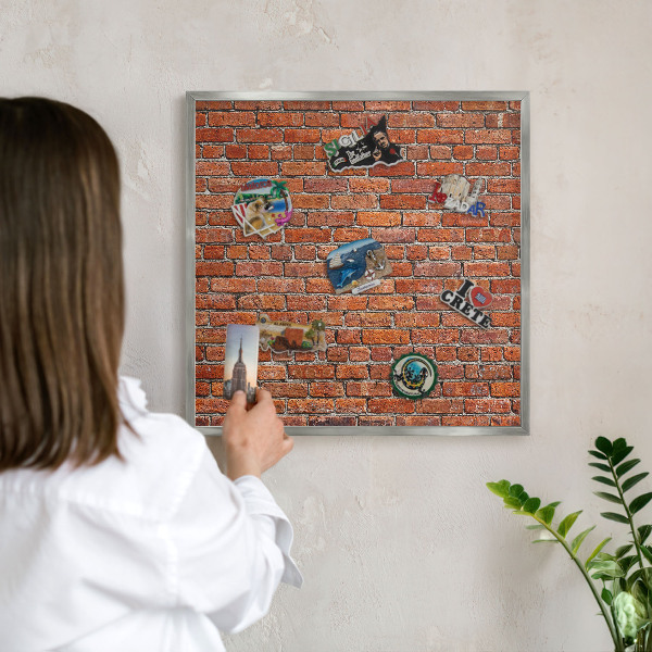 Pizarra para imanes de viajes en color plata Motivo de ladrillo