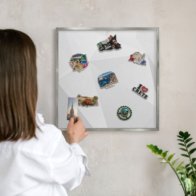 Pizarra magnética para souvenirs de viajes con marco plateado Geometría blanca