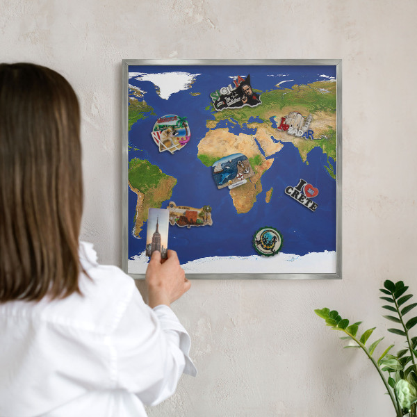 Pizarra magnética para souvenirs de viajes con marco plateado Cartografiando el mundo