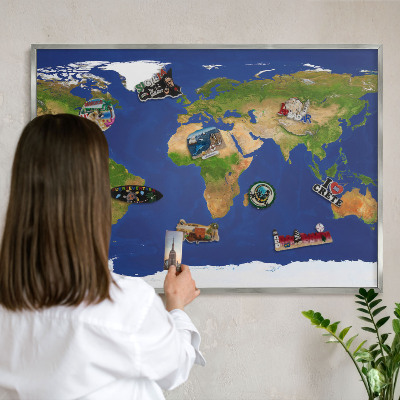 Pizarra magnética para souvenirs de viajes con marco plateado Cartografiando el mundo