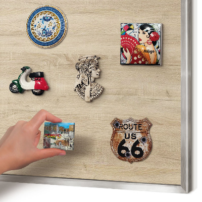 Pizarra magnética para souvenirs de viajes con marco plateado Fondo de madera