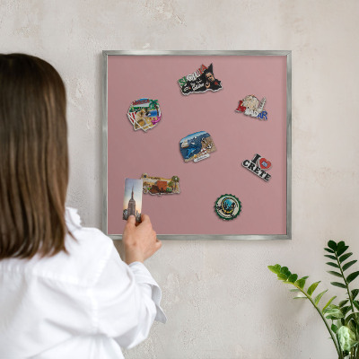 Pizarra magnética para souvenirs de viajes con marco plateado Rosa empolvado pastel