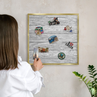 Tablero para imanes decorativo con marco dorado Textura de madera