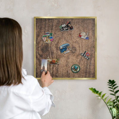 Tablero para imanes decorativo con marco dorado Textura de madera