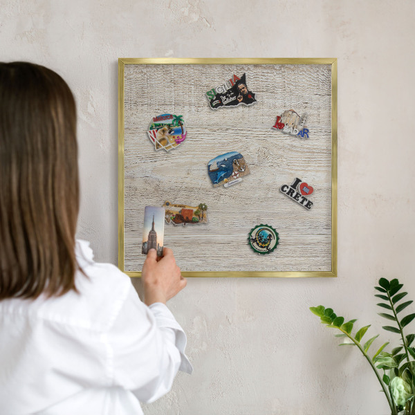 Tablero para imanes decorativo con marco dorado Textura de madera