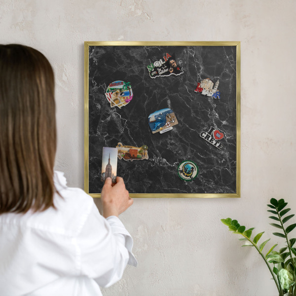 Tablero para imanes decorativo con marco dorado Mármol negro