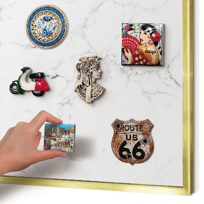 Tablero para imanes decorativo con marco dorado Patrón de mármol