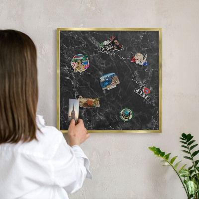 Tablero para imanes decorativo con marco dorado Elegancia del mármol