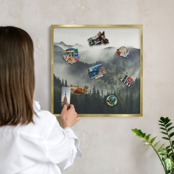 Tablero para imanes decorativo con marco dorado Montañas verdes