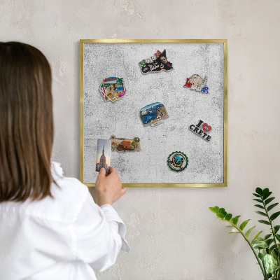 Tablero para imanes decorativo con marco dorado Hormigón crudo