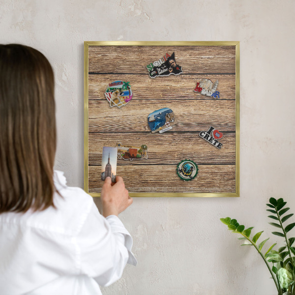 Tablero para imanes decorativo con marco dorado Textura de madera
