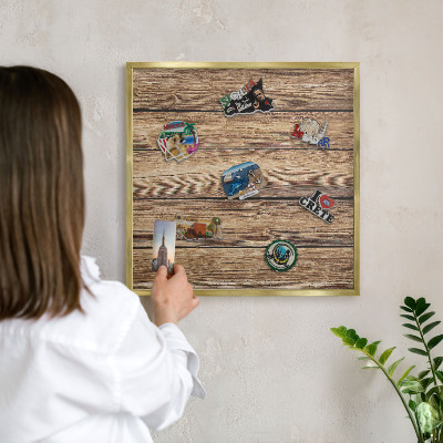 Tablero para imanes decorativo con marco dorado Textura de madera