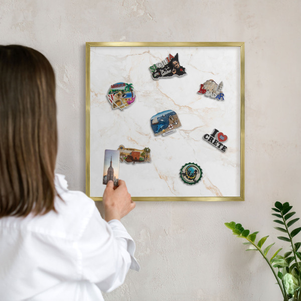 Pizarra magnética de pared en color oro Elegancia del mármol