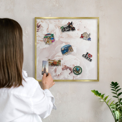 Tablero para imanes decorativo con marco dorado Peonías blancas