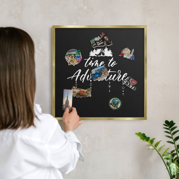 Tablero para imanes decorativo con marco dorado La aventura te espera