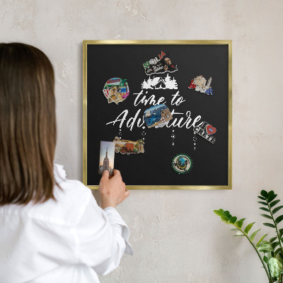 Tablero para imanes decorativo con marco dorado La aventura te espera