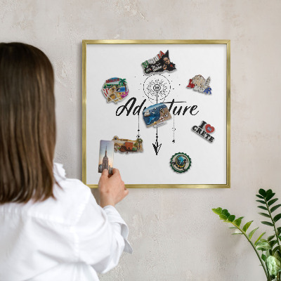 Pizarra magnética de pared en color oro Tema de aventuras