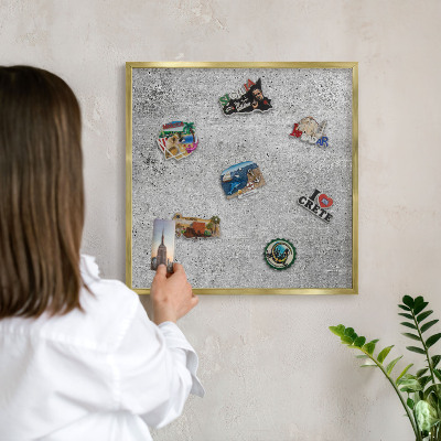 Tablero para imanes decorativo con marco dorado Patrón de hormigón