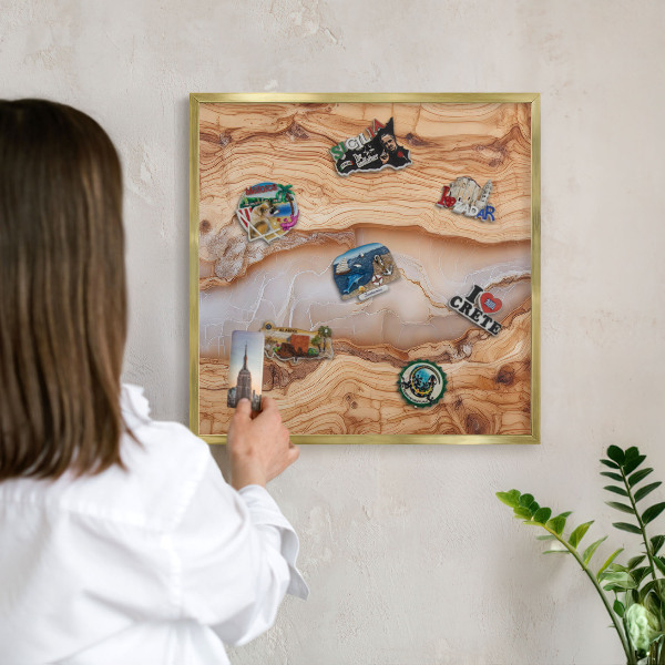 Tablero para imanes decorativo con marco dorado Elegancia de madera