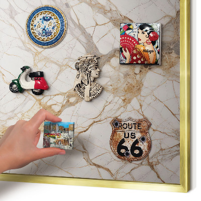 Tablero para imanes decorativo con marco dorado Elegancia del mármol