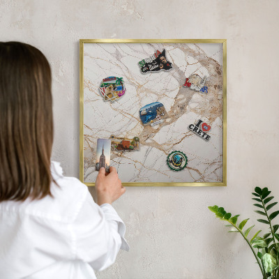 Tablero para imanes decorativo con marco dorado Elegancia del mármol