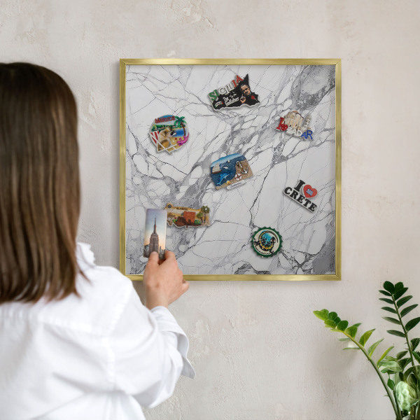 Pizarra magnética de pared en color oro Elegancia del mármol