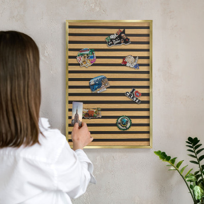 Pizarra magnética de pared en color oro Ritmos de madera