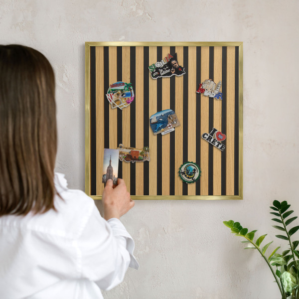 Pizarra magnética de pared en color oro Ritmos de madera