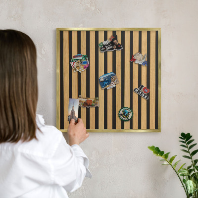 Pizarra magnética de pared en color oro Ritmos de madera