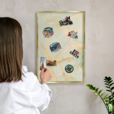 Pizarra magnética de pared en color oro Elegancia del mármol