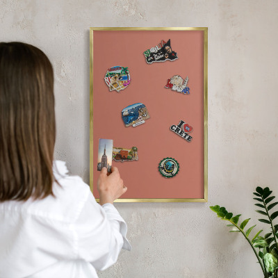 Tablero para imanes decorativo con marco dorado Color ladrillo