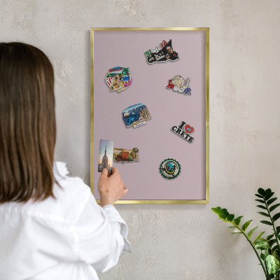 Tablero para imanes decorativo con marco dorado Lila pastel