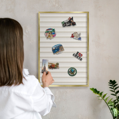 Tablero para imanes decorativo con marco dorado Líneas verticales