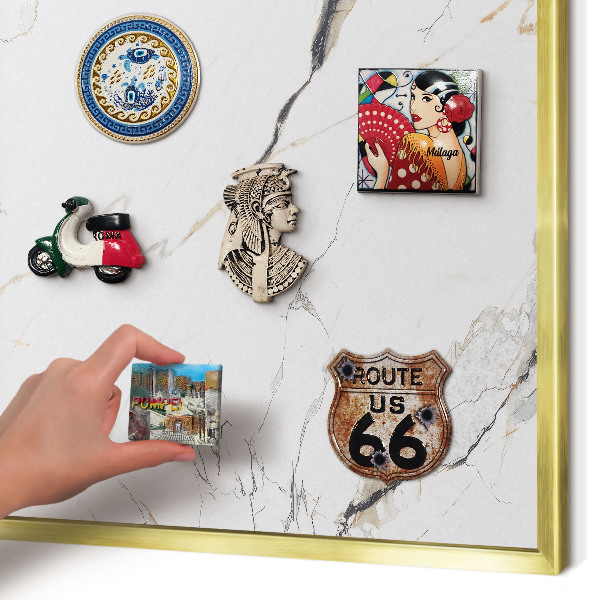 Tablero para imanes decorativo con marco dorado Elegancia moderna