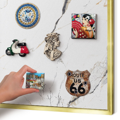 Tablero para imanes decorativo con marco dorado Elegancia moderna