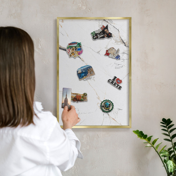 Tablero para imanes decorativo con marco dorado Elegancia moderna