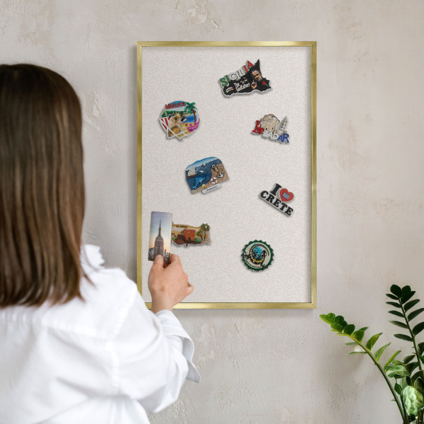 Tablero para imanes decorativo con marco dorado Textura cremosa