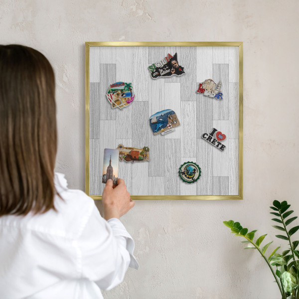 Tablero para imanes decorativo con marco dorado Textura de madera