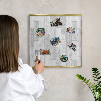 Tablero para imanes decorativo con marco dorado Textura de madera