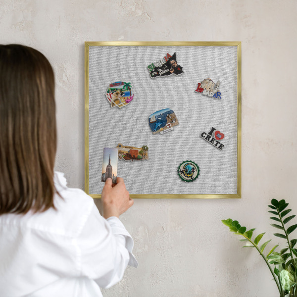 Tablero para imanes decorativo con marco dorado Elegancia sutil