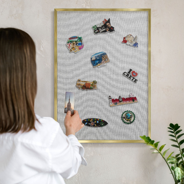 Tablero para imanes decorativo con marco dorado Elegancia sutil