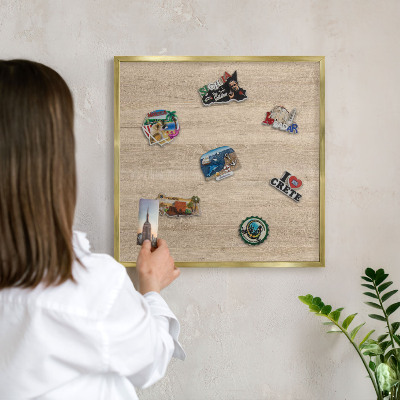 Tablero para imanes decorativo con marco dorado Fondo de madera