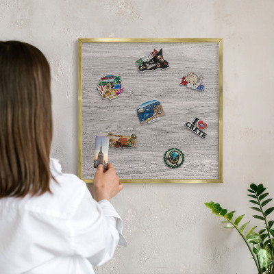 Tablero para imanes decorativo con marco dorado Textura de madera