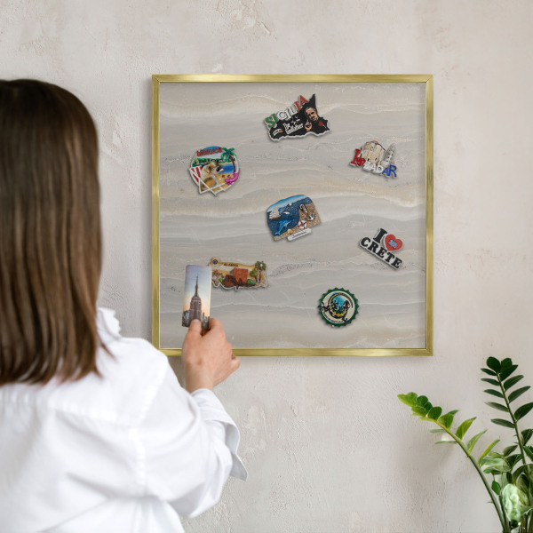 Tablero para imanes decorativo con marco dorado Textura de mármol