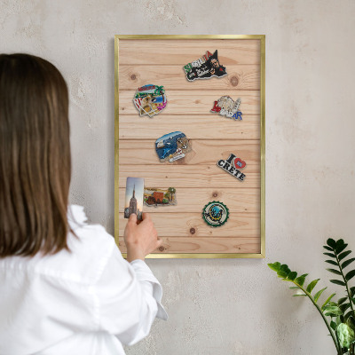 Tablero para imanes decorativo con marco dorado Patrón de madera