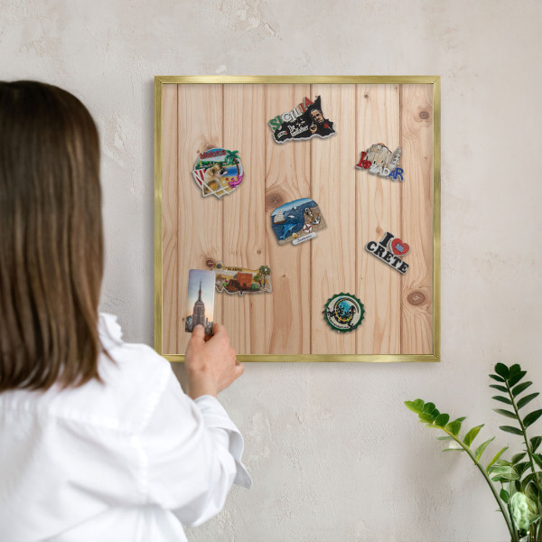 Tablero para imanes decorativo con marco dorado Patrón de madera