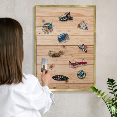Tablero para imanes decorativo con marco dorado Patrón de madera